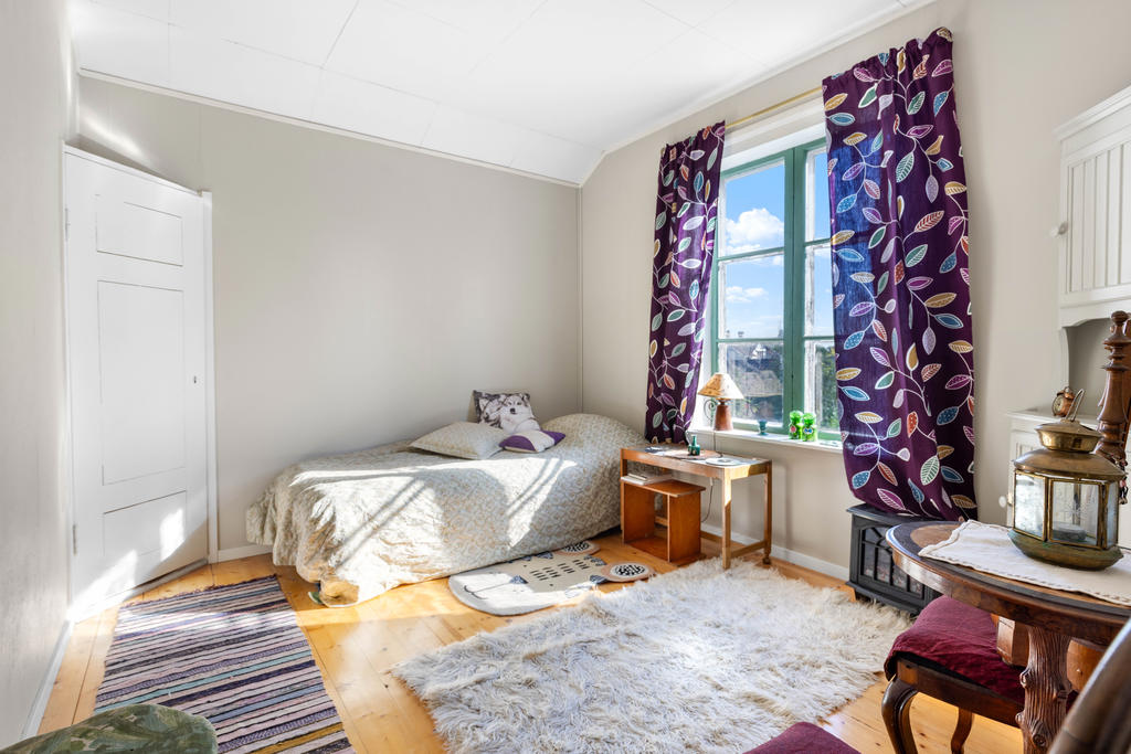 Ett av övervåningens tre sovrum. 