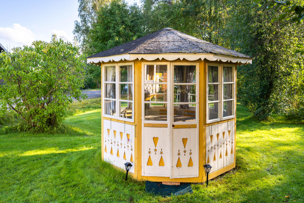 Lusthus på tomten. Byggt på 80-talet. 