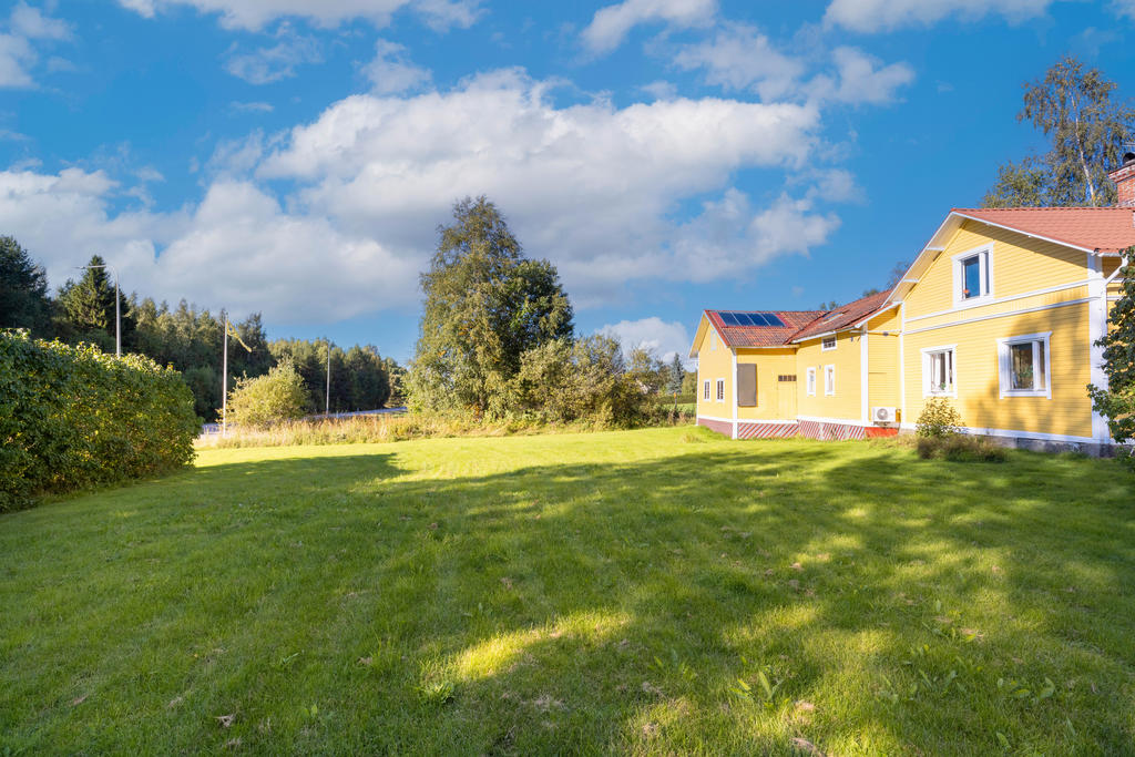 Del av tomt i väster.