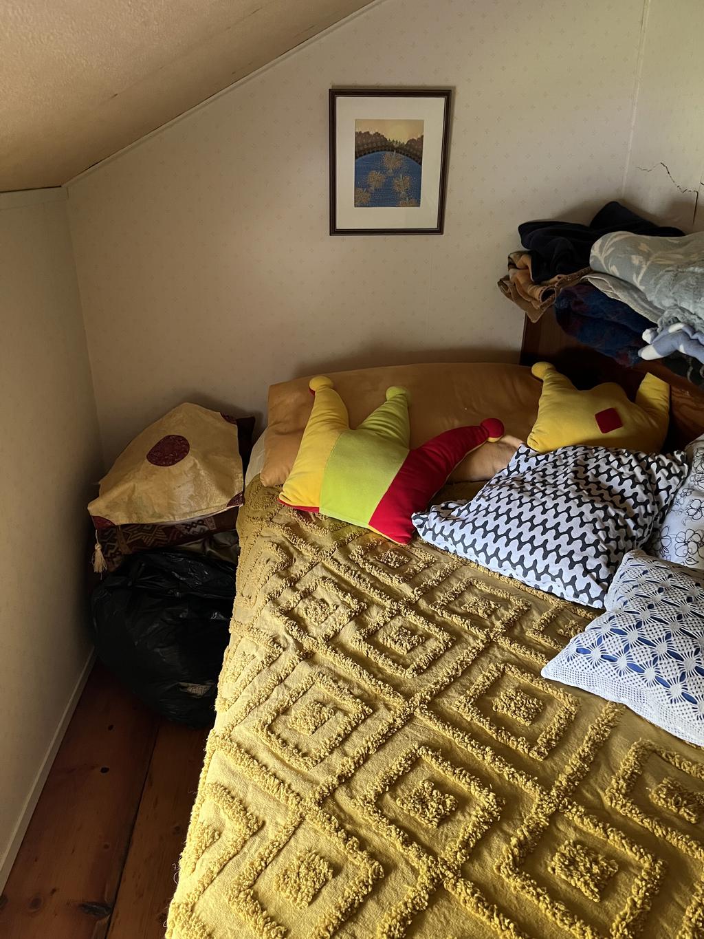 Säljarens bild på inredd alkov med plats för en säng. 