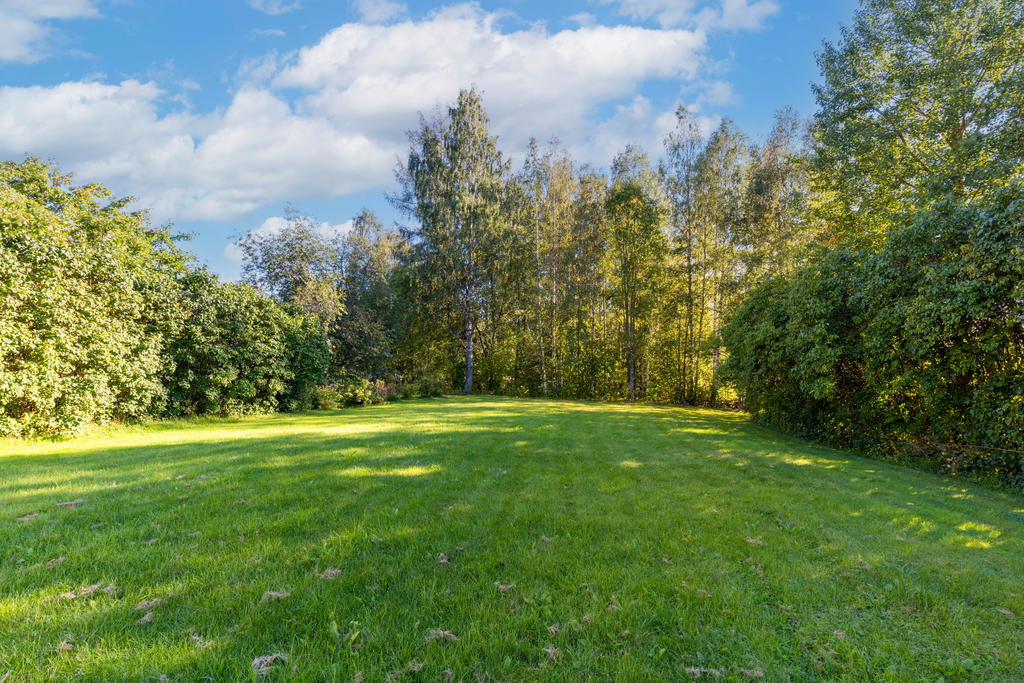 Härlig tomt med grönytor. 