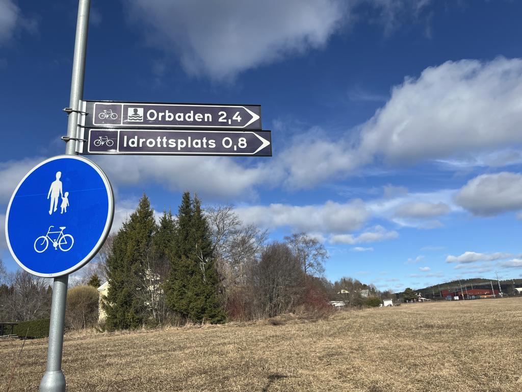 Gång och cykelväg till Orbaden och fotbollsplan. 