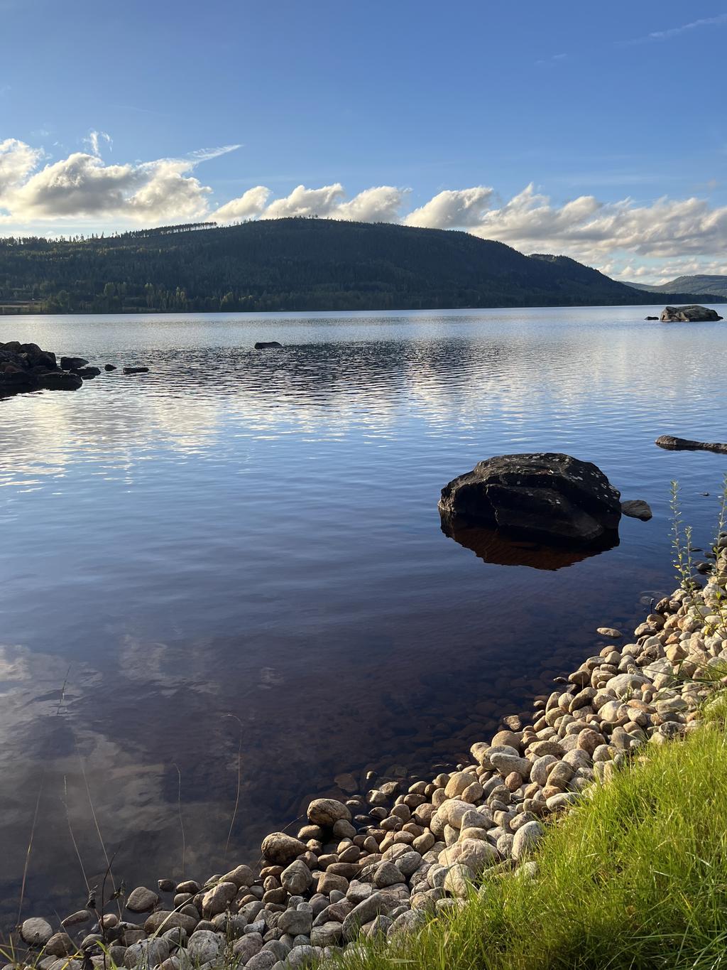 Säljarens bild av Ljusnan som rinner igenom Vallsta. 