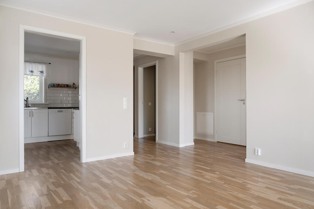 Öppen ljus planlösning med hall, kök och vardagsrum!
