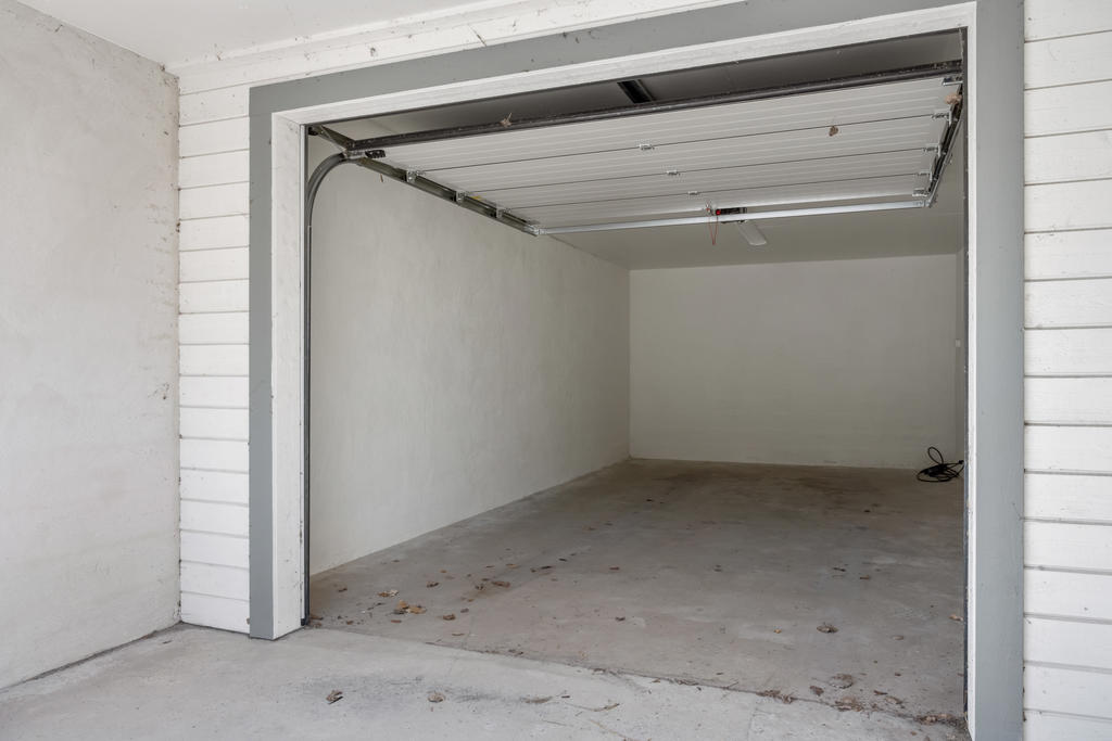 Eget garage med elektrisk port!