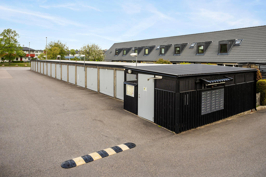 Garage, brevlådor och återvinning runt hörnan