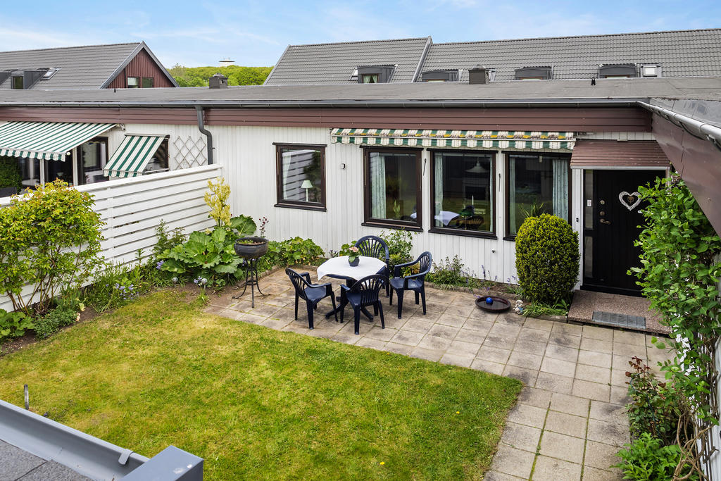 Gräsmatta både på innergården och runt bostadsrätten