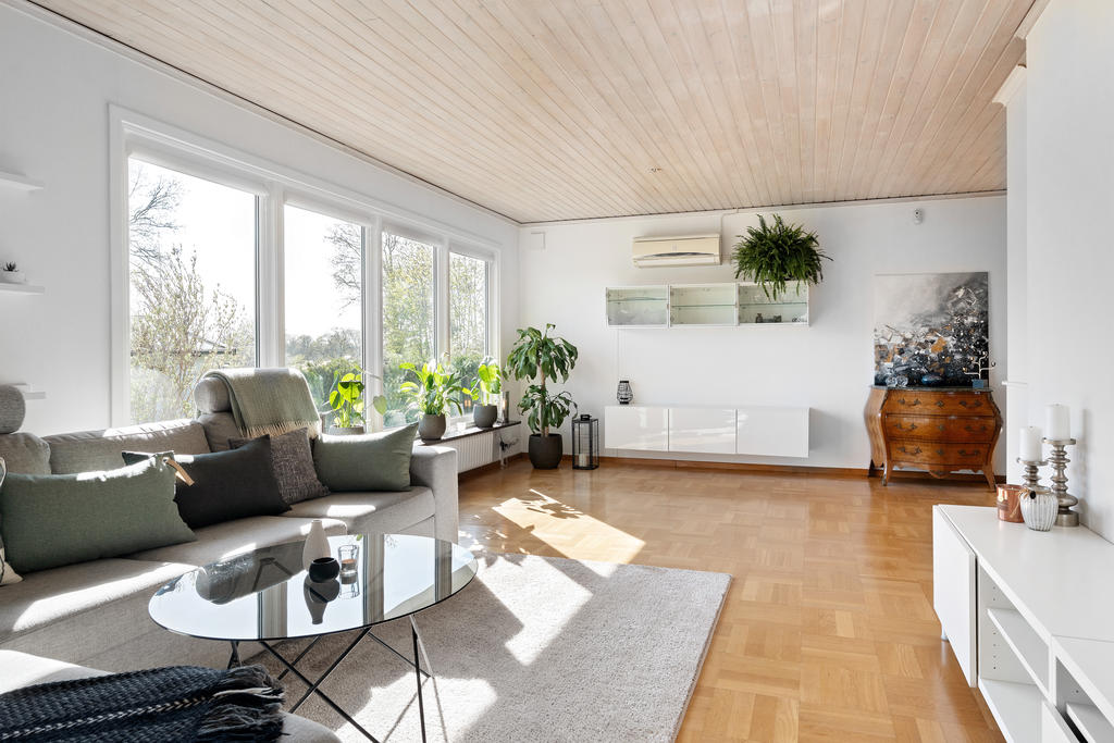Stort vardagsrum i vinkel 