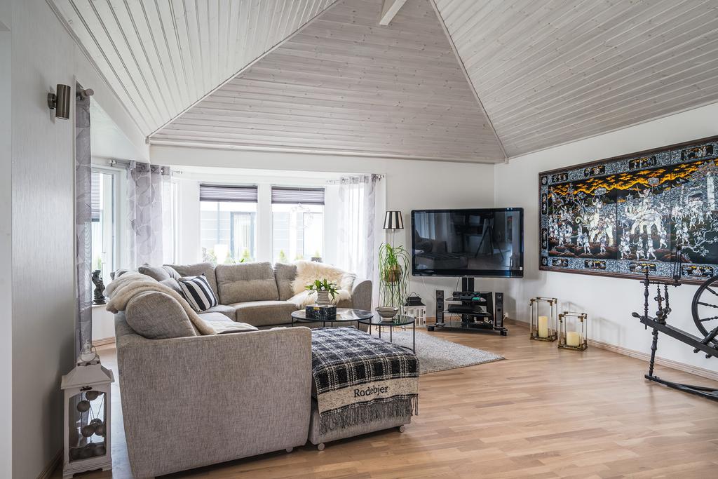 Vardagsrum med öppet till nock