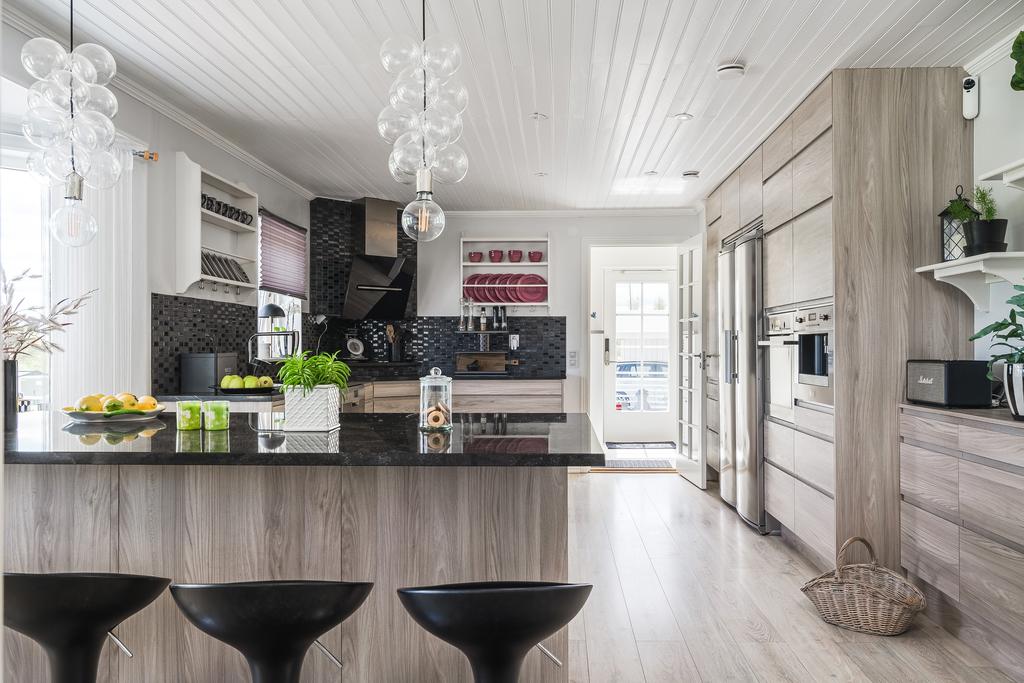 Kök från Kitchn med köksö och stenskiva