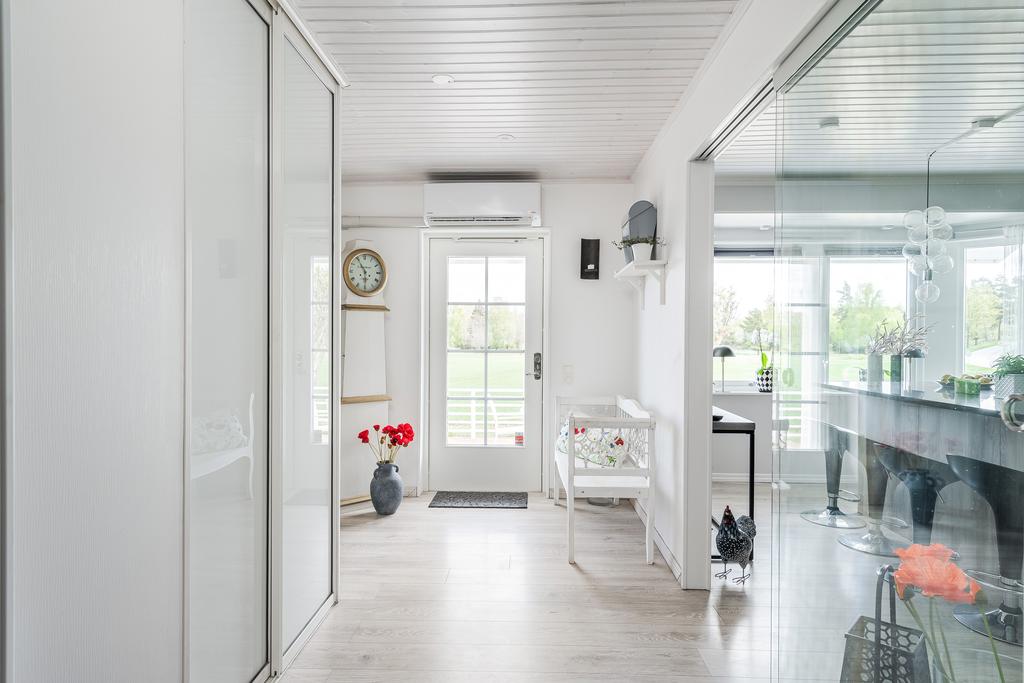 Entréhall  med skjutdörrsgarderob