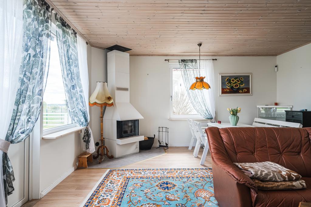 Vardagsrum med kamin i gästhuset