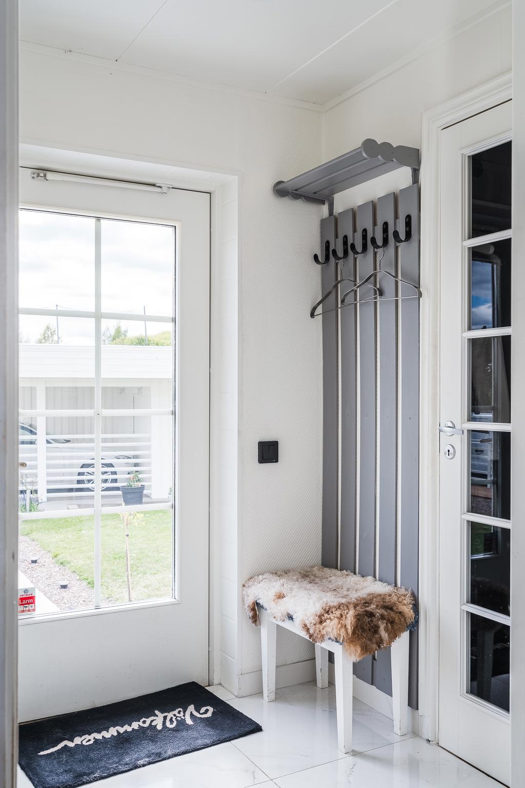 Groventré med plats för avhängning av ytterkläder