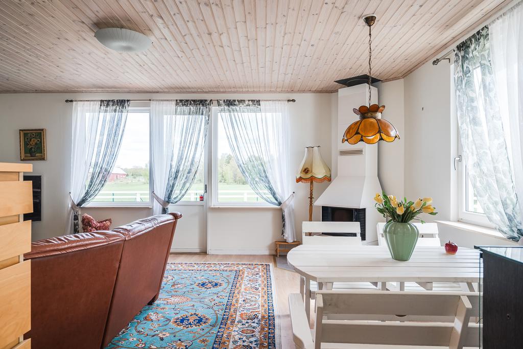 Utgång till uteplats i gästhuset 