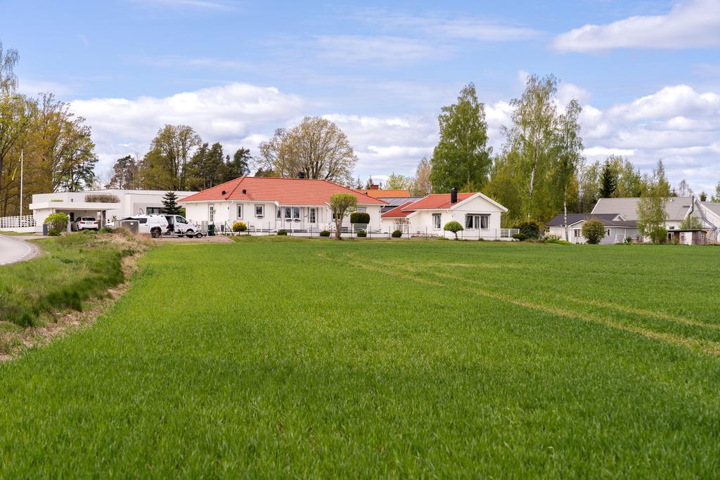 Välkomna till Vimarka Lindebo 1 - friliggande villa med gästhus med fantastiskt läge 