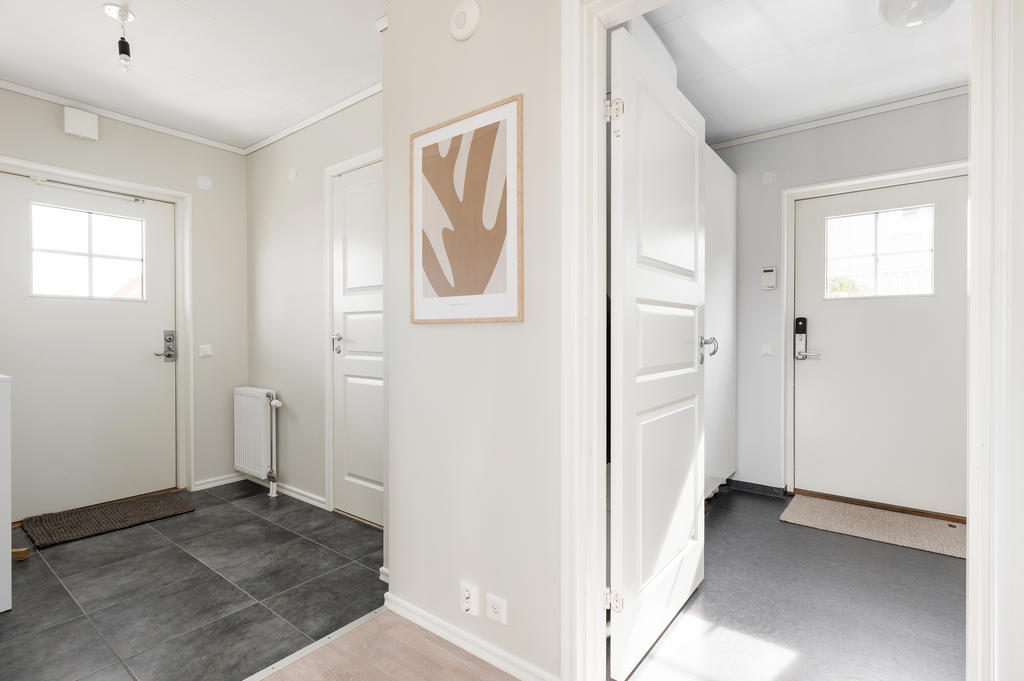 Entré till vänster & groventré/tvättstuga till höger