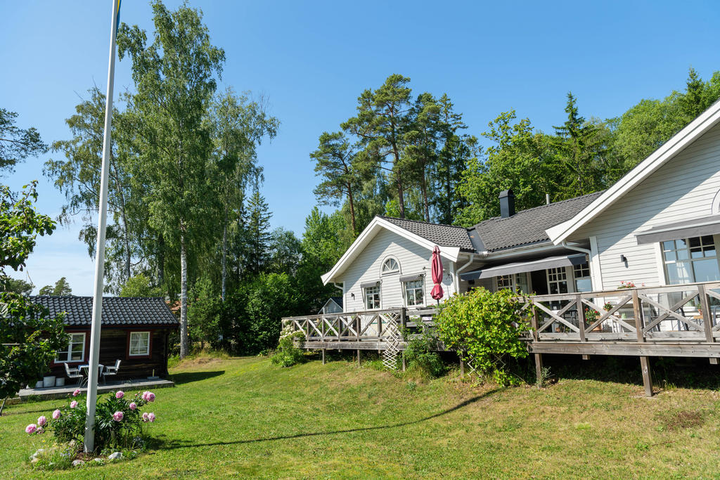 Huset och en av gäststugorna