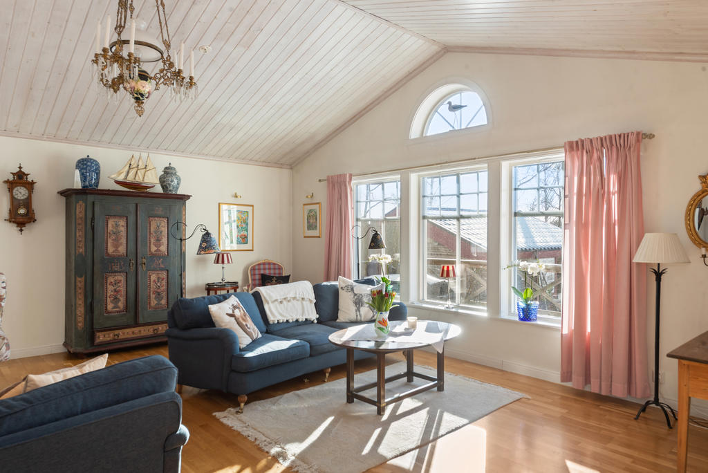 Vardagsrummet har öppet till nock