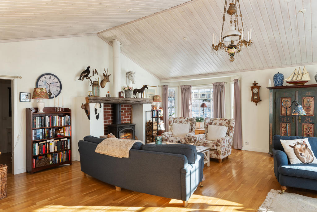 Vardagsrum med vedkamin