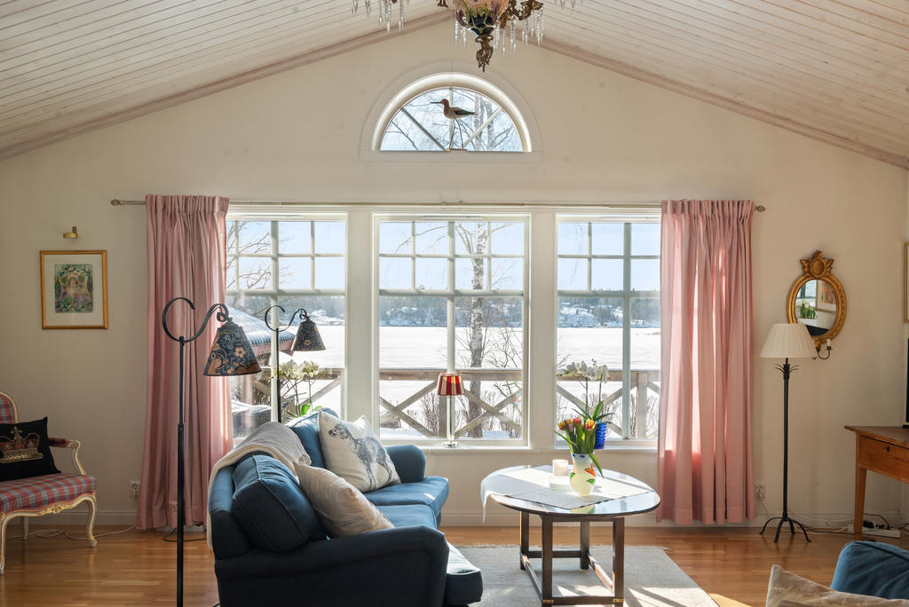 Vardagsrum, högt i tak och fin utsikt mot vattnet