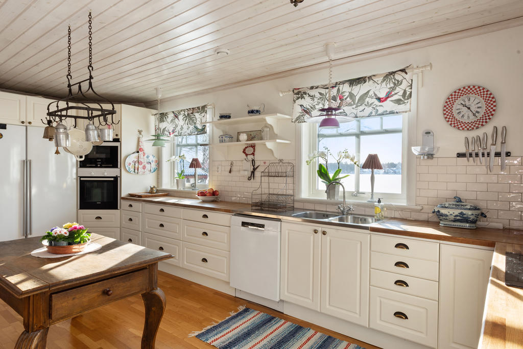 Köket, gott om skåputrymme