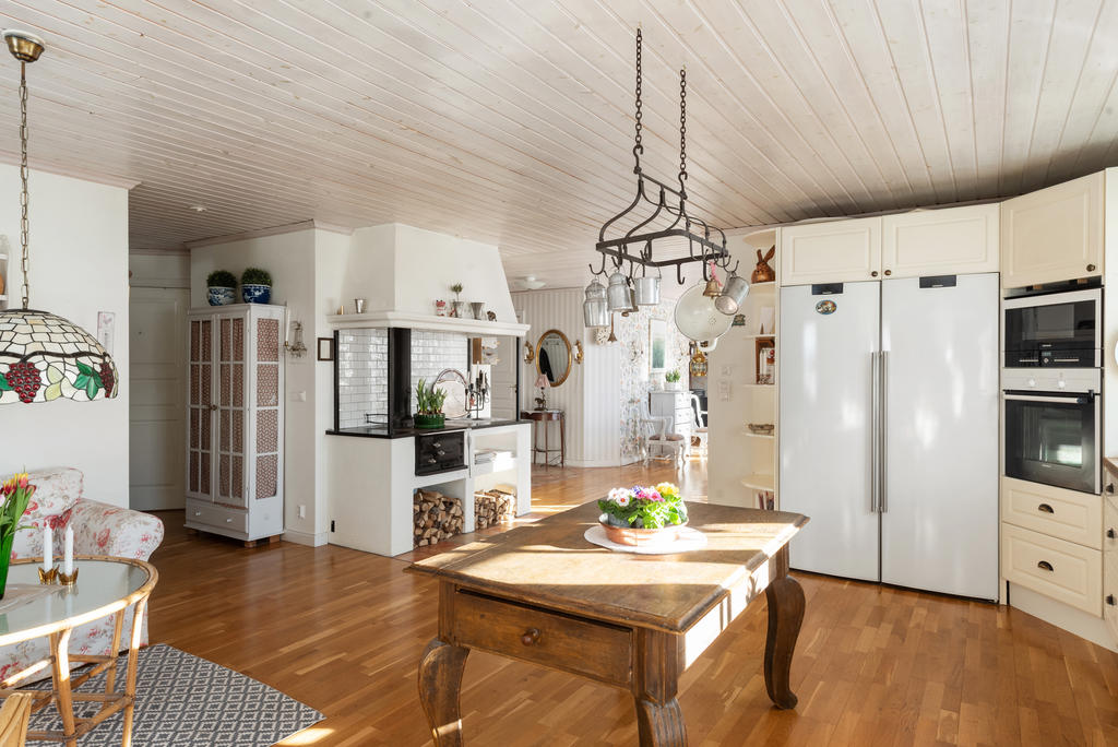 Köket med kyl- och frys i helhöjd och med vedspis