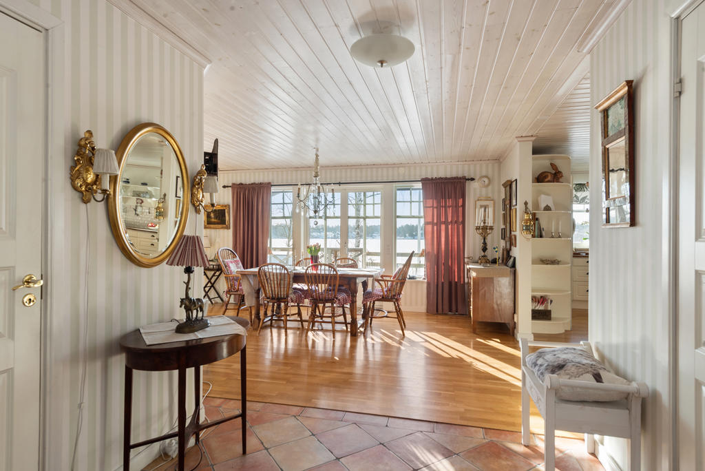 Från hallen, mot matplatsen