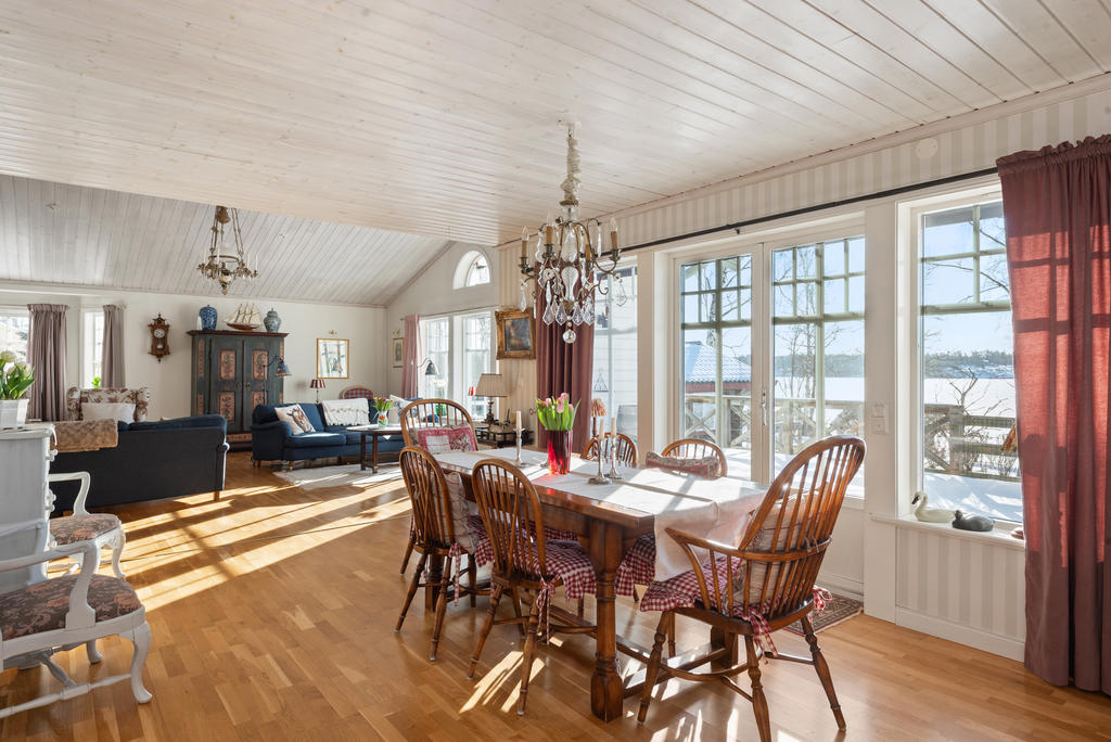 Kök och vardagsrum i öppen planlösning