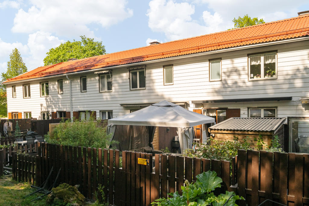 Den lummiga bakgården mot allmänning.