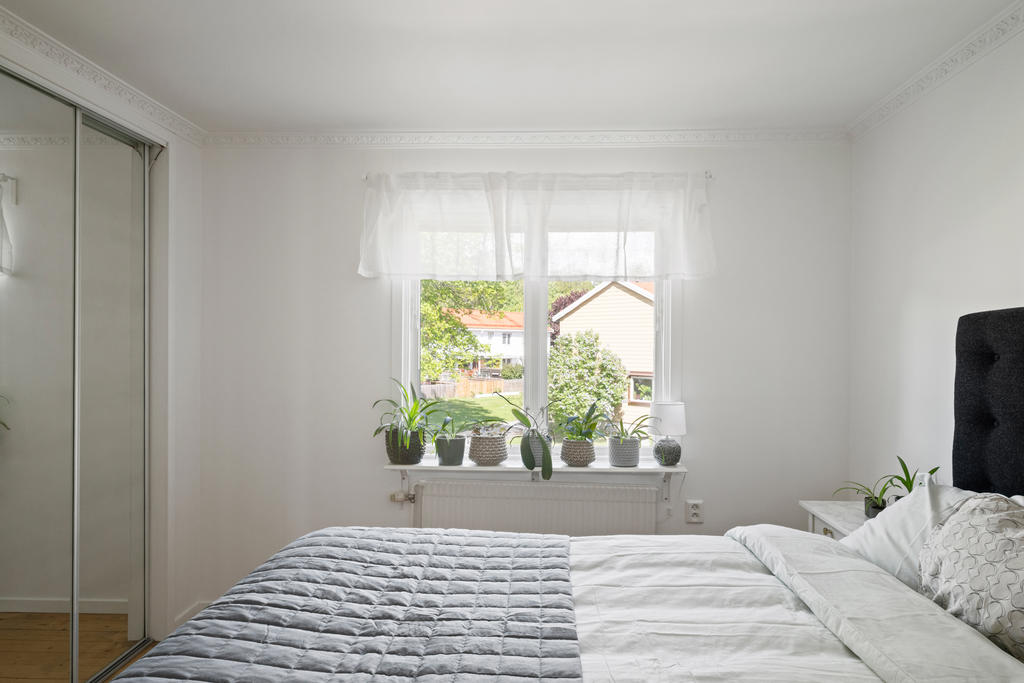 Övre plan - sovrummet som vetter mot husets framsida.