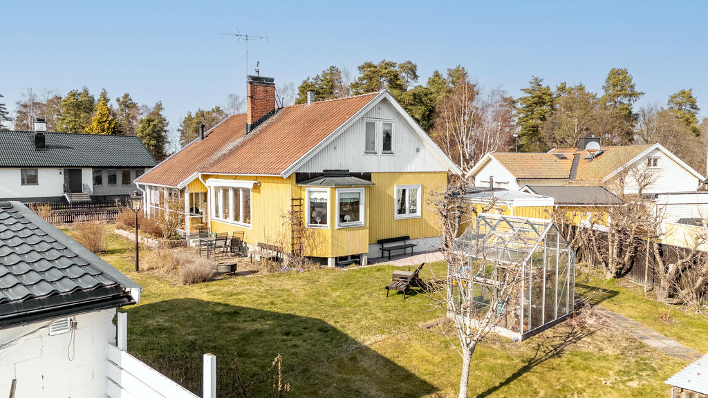 Trevlig trädgårdstomt med fruktträd och växthus