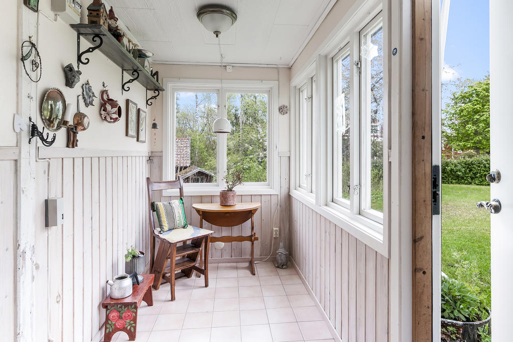 Entré via inglasad veranda