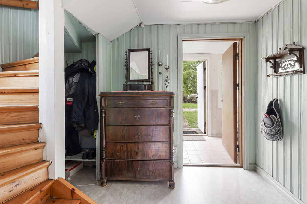 Hall med trappa till övre plan