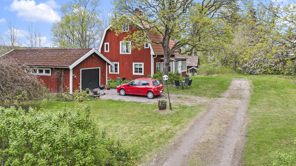 Gårdsyta med gott om plats för bilar