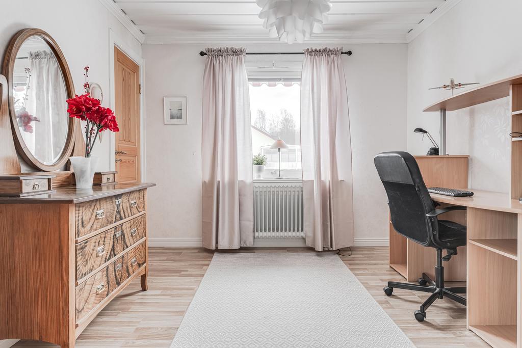 Sovrum med praktisk klädkammare