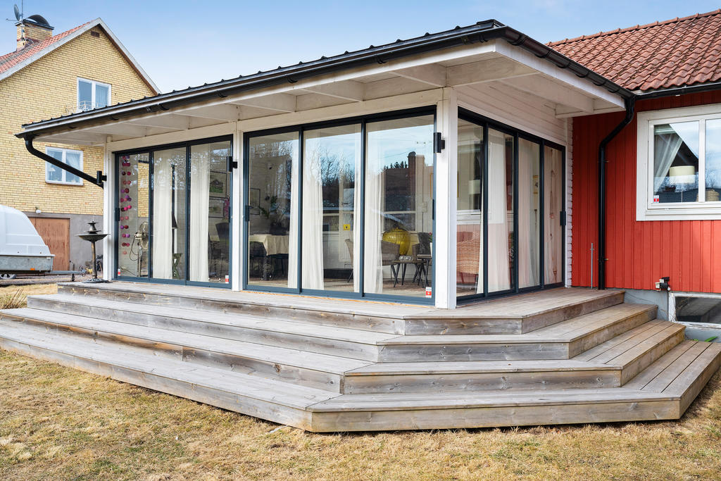 Inglasad veranda på husets baksida