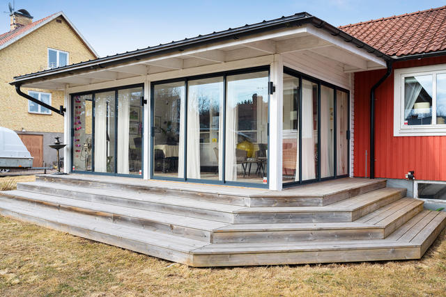 Inglasad veranda på husets baksida