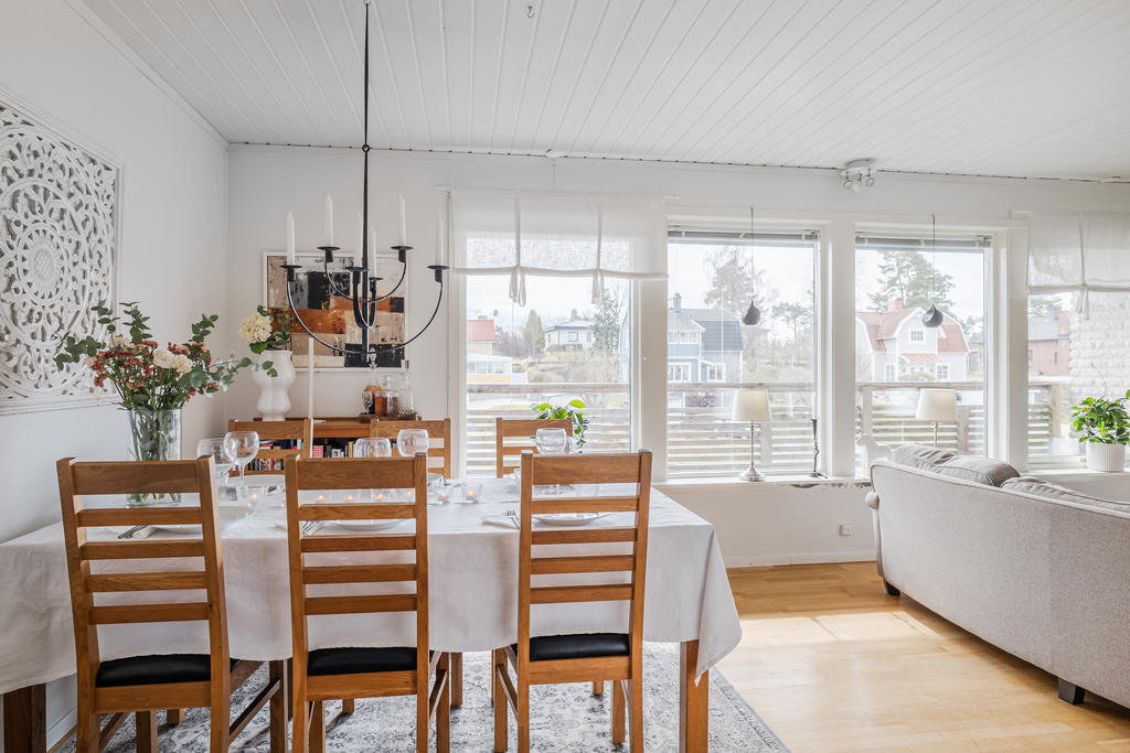 Vardagsrum med matplats