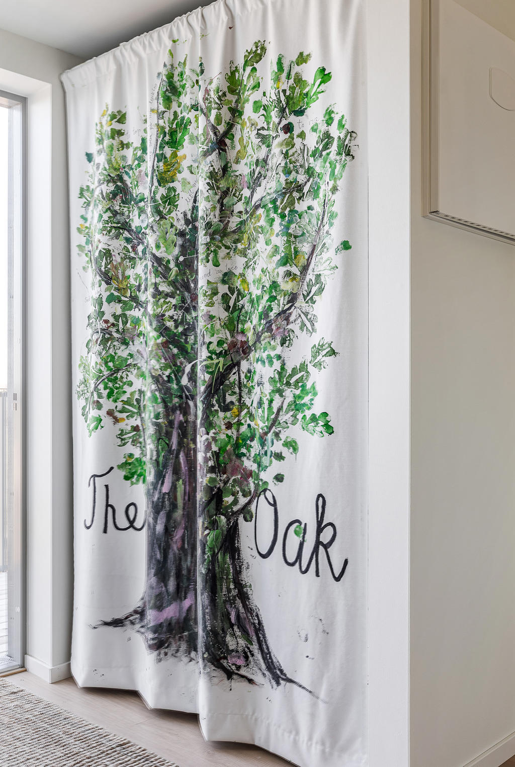 Specialdesignat tyg med klädhängare bakom.