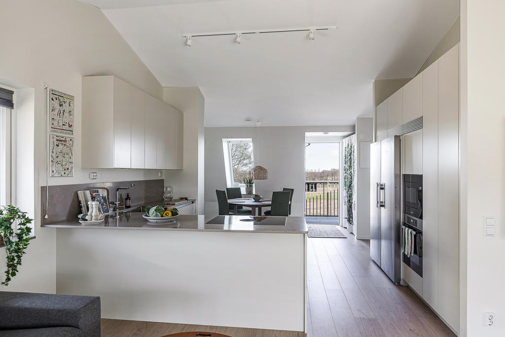 Ljust, genomgående och med stilfulla material