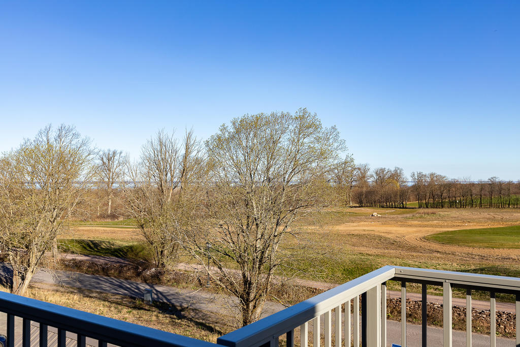 Entrébalkong med vy mot hål 18!