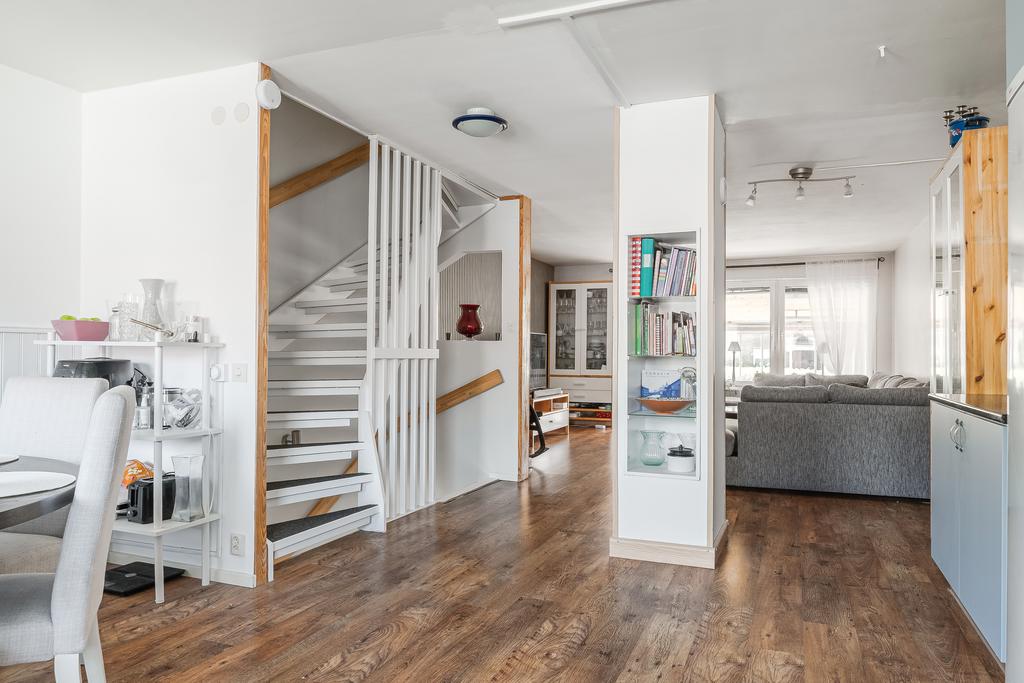 Förbindelsen mellan de tre våningsplanen är centralt placerad