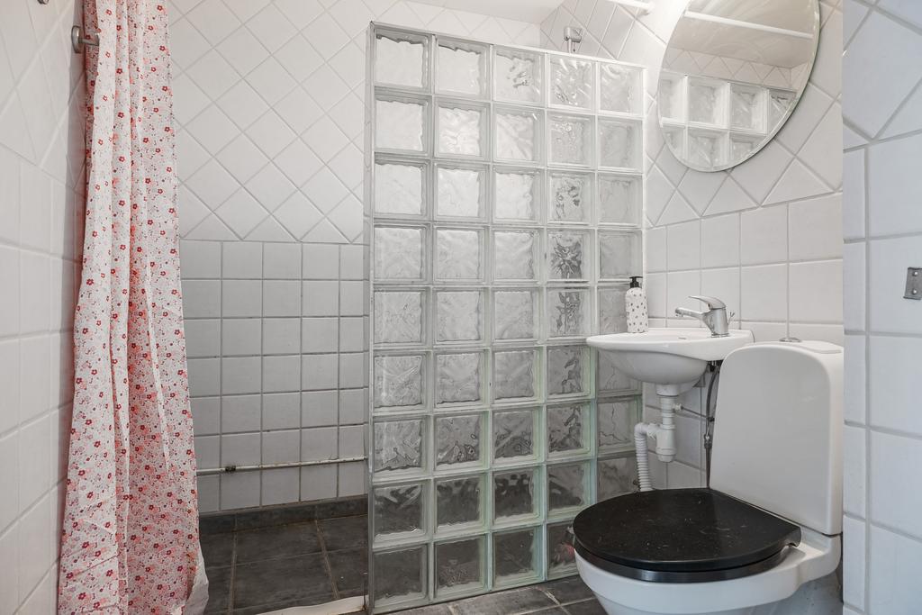 Helkaklat badrum på övre plan