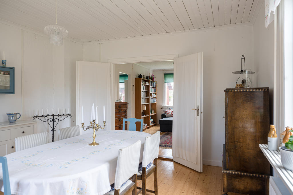 Matsal i fil med vardagsrum.
