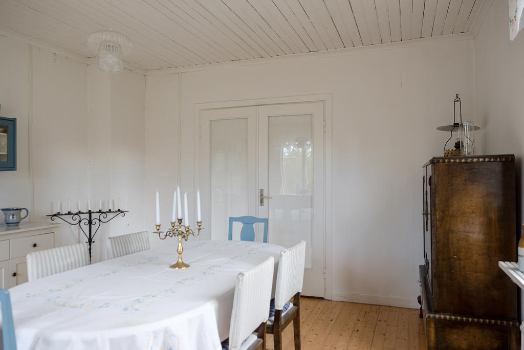 Matsal med pardörrar.