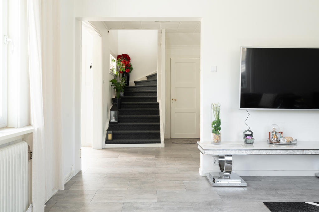 Från vardagsrum mot hall och trapp till övervåning