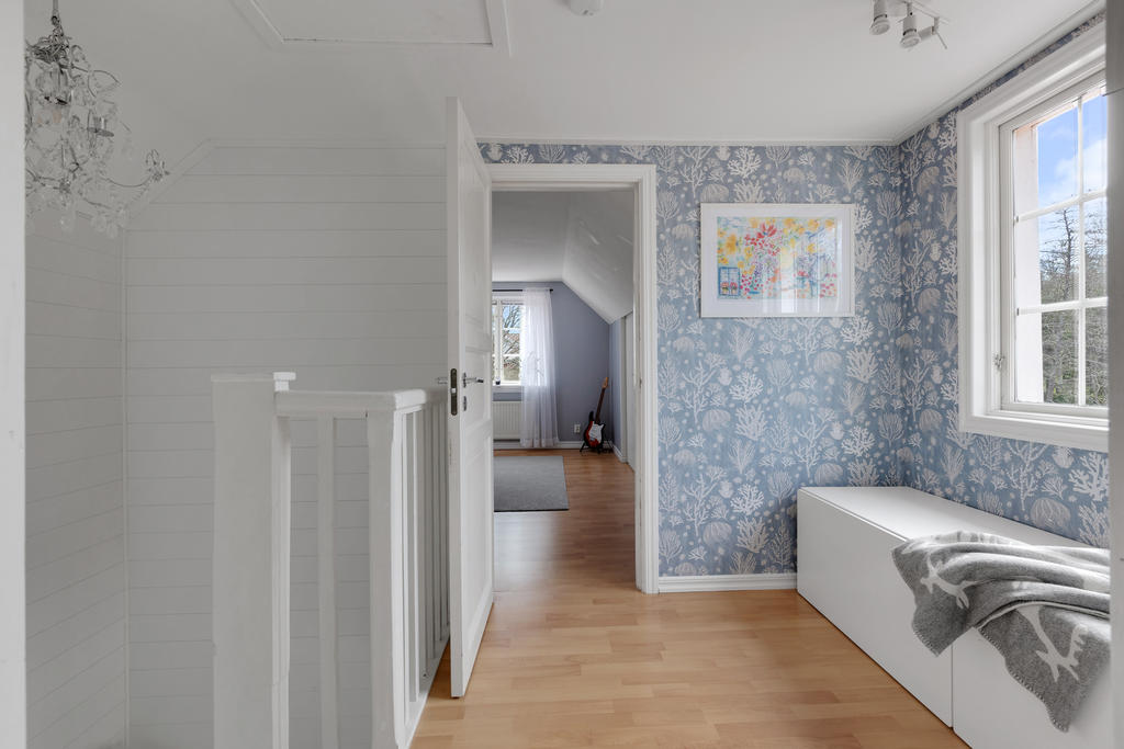 Hall med access till de båda sovrummen