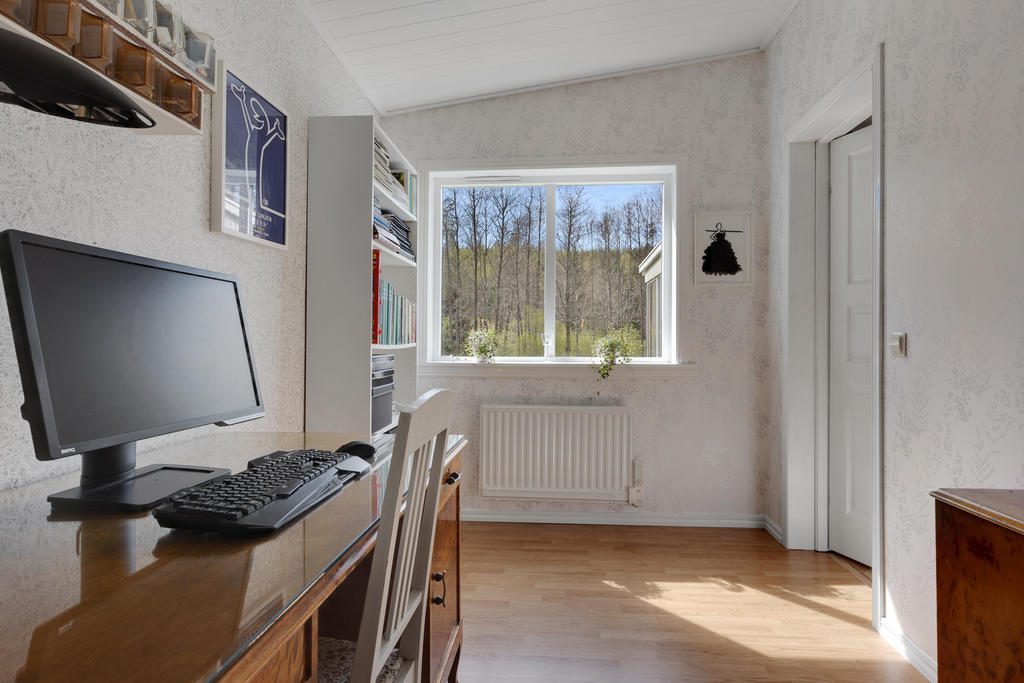 Ytterligare ett sovrum på entréplan eller ateljé som nuvarande ägare nyttjat det som 