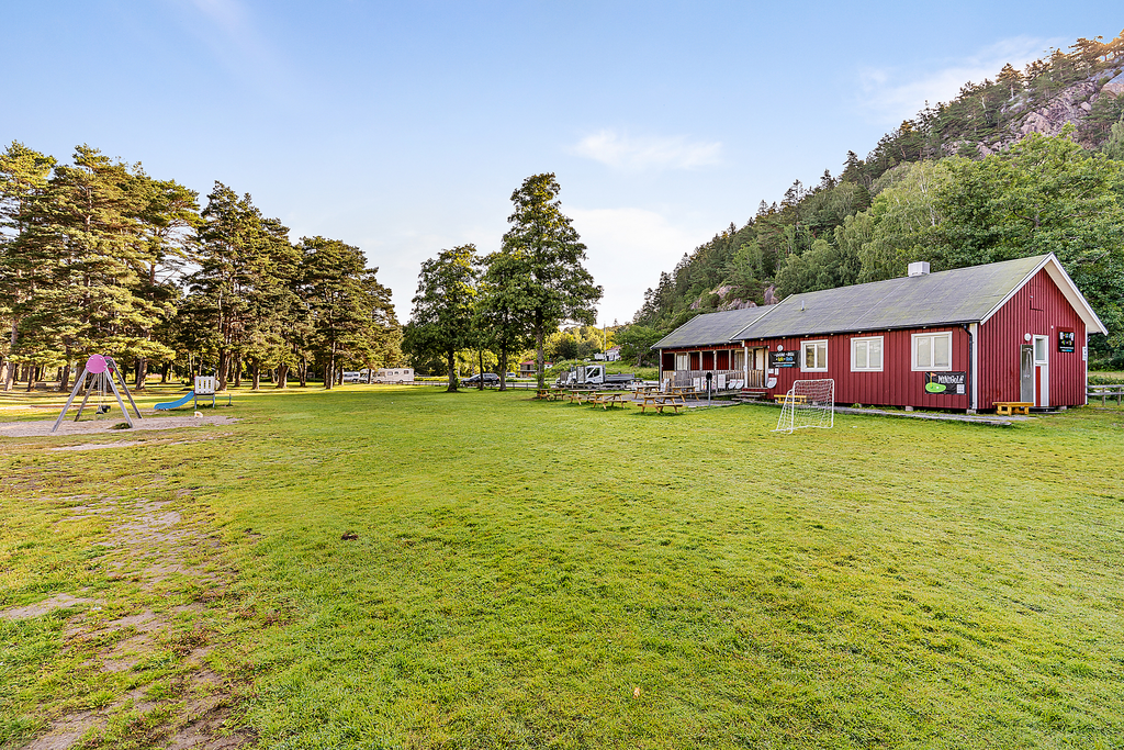 I närområdet ligger populära Saltkällans badplats med sandstrand, lekplats och kiosk med servering av mat
