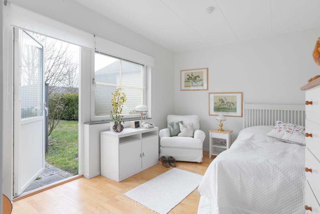 Master-bedroom med egen utgång till trädgården